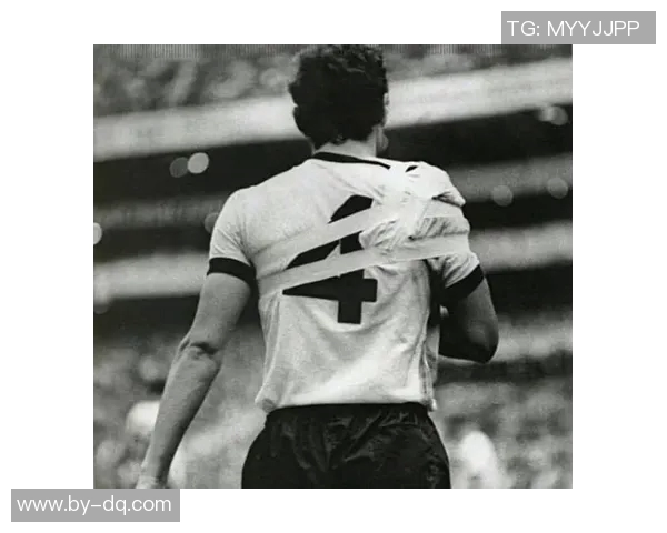 大牌足球球星低调现身街头引发路人围观热议场面十分火爆 大牌足球球星低调现身街头引发路人围观热议场面十分火爆