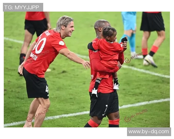 爆笑瞬间盘点那些足球黑人球星赛场内外的奇葩趣事