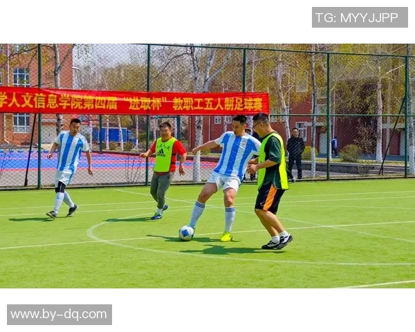 现役足球老将风采依旧 短暂退役后再度燃起赛场激情 现役足球老将风采依旧 短暂退役后再度燃起赛场激情